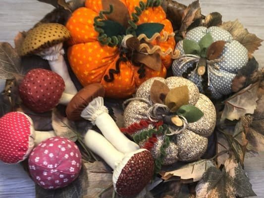 Herbstkorb mit Kürbissen und Pilzen
