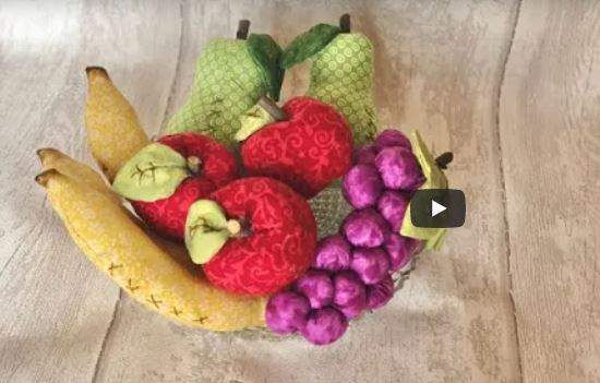 Cesta de Frutas de tela: plátano🍌, manzana🍎, pera 🍐 y racimo de uvas 🍇