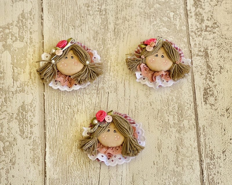 muñeca boton broche marcapagina